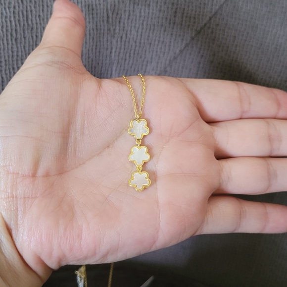 Zeyzey Mother of Pearl👩‍👧 Vertical↕️ Flower🌸 Pendant Necklace - NWT - Picture 11 of 15